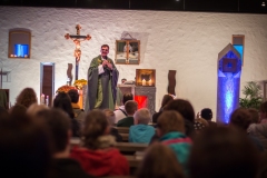 Jugendpfarrer Johannes Prestele bei der Predigt