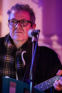 Das Bild zeigt Rolf Hagenmaier während eines Auftritts.